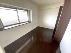 玄関入って左手の6帖の洋室です。ベッドや机、ＴＶも置ける十分な広さです＾＾