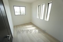 4.6帖の洋室です。3連窓がお部屋のアクセントになっていますね＾＾