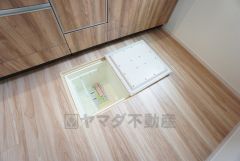 キッチンに床下収納があります。長期保存ができるもの、調理器具、防災グッズを入れておくのもいいですね。
