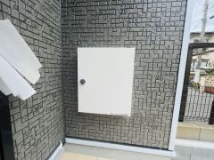 宅配ボックス付きです。不在時でも荷物が受け取れるので便利ですね＾＾