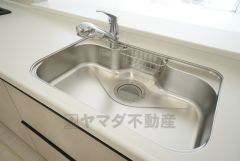 大きなお鍋も楽々洗える幅の広いシンクです＾＾ステンレスシンクなので簡単にお掃除できますよ。
