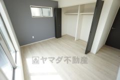 バルコニーに面した6.7帖の洋室です。日当たりがよく、寝室としての利用もおすすめです＾＾