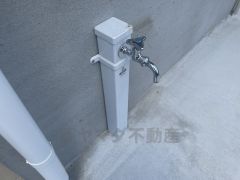 あると便利な外水栓。ガーデニングに、洗車に、泥遊びやペットの散歩の後に。