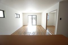 大きな窓のあるリビングは、陽光あふれる明るい空間です。ゆったりと寛げる憩いの場となりそうです。