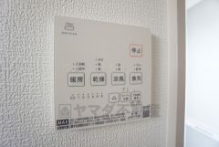 浴室暖房乾燥機には、暖房、乾燥、涼風、換気の4つの機能が付いています。タイマー付きです。