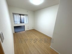 玄関入って左手の洋室です。家具を選ばないナチュラルなフローリングとシンプルなクロスです＾＾
