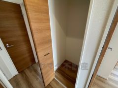 2階ホールには収納を設けています。2階用のお掃除道具や日用品を入れておけば、わざわざ1階に取りに行かずに済むので便利ですね＾＾