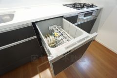 ビルトインタイプの食器洗浄乾燥機。調理スペースが広がり、キッチンをスッキリ使う事ができますね。