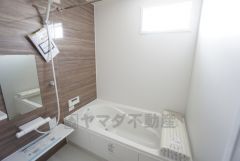 足を伸ばせる浴槽で毎日の疲れを癒しましょう。お子様と入っても十分ゆったりサイズです＾＾