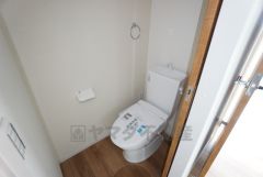 ウォシュレット付トイレです。1階2階の2ヶ所にトイレがあるので、忙しい朝にもゆとりができますね。