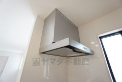 コンロ上には換気扇完備＾＾すぐ横に小窓が設けられているので、換気扇と合わせてWで換気できます＾＾