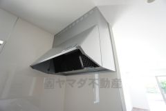 コンロ上には換気扇完備＾＾すぐ横に小窓が設けられているので、換気扇と合わせてWで換気できます＾＾