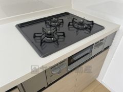 3種類の料理が同時に調理できる、3口ガスコンロ。忙しい夕食の支度時間が短縮できて嬉しいですね。