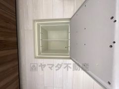 キッチンに床下収納があります。長期保存ができるもの、調理器具、防災グッズを入れておくのもいいですね。