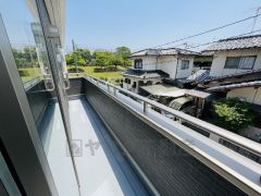 3部屋から行き来できる南向きのバルコニーです。陽当たり良好なので、洗濯物がよく乾きそうですね＾＾