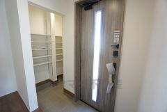 シューズクローク付きの玄関です。奥までしっかり棚が設けてあり、靴以外の小物類などが整理整頓OK＾＾