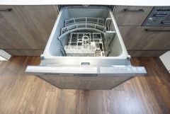 炊事時間を大幅に短縮できる食器洗浄乾燥機付きキッチンです＾＾冬場の洗い物による手荒れの悩みも軽減されますね。