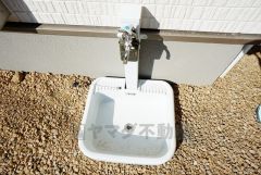 外水栓があるので、ガーデニングや家庭菜園、汚れた靴などを洗うのに便利です。