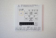 浴室暖房乾燥機には、暖房、乾燥、涼風、換気の4つの機能が付いています。タイマー付きです。