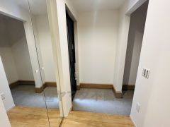 シューズボックスの扉が、全面ミラーになっています。中央部分をポンっと押すだけで無理なく開閉可能。靴を履いた状態で全身をチェックできますね＾＾