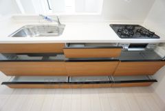 収納量はたっぷり、作業スペースが広々と設けられた使いやすいシステムキッチンです＾＾