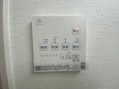 浴室暖房乾燥機には、暖房、乾燥、涼風、換気の4つの機能が付いています。タイマー付きです。