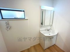 三面鏡つき洗面台。収納も一体型になっているので、ドライヤーやヘアアイロンの置き場に困りませんね。