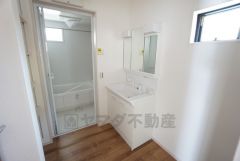三面鏡つき洗面台。収納も一体型になっているので、ドライヤーやヘアアイロンの置き場に困りませんね。