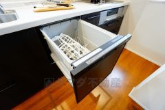 ビルトインタイプの食器洗浄乾燥機。調理スペースが広がり、キッチンをスッキリ使う事ができますね