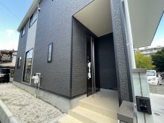 玄関には屋根があるので雨の日も安心してカバンの中から鍵が探せますね＾＾