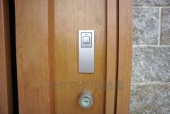 防犯性が高い玄関扉のタッチキー。バッグから鍵を取り出す必要がなく、手が塞がっていてもボタンを押すだけで鍵が開きとっても便利ですね