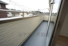 2部屋から出られる南西向きのバルコニー。お洗濯物やお布団もたくさん干せますね＾＾