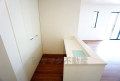 LDKと続きになった洋室にユーティリティーを設けました。玄関に近く、帰宅後に荷物を仮置きできたり、ストック品などもすぐにパントリーに収納できます＾＾