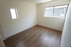 6帖の洋室です。家具を選ばないナチュラルなフローリングとシンプルなクロスです＾＾