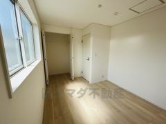 2階リビングに隣接した5.5帖の洋室です。クローゼット付きなので、すっきりと整理整頓でき気持ちよく過ごせますね＾＾