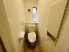 ウォシュレット付トイレです。1階2階の2ヶ所にトイレがあるので、忙しい朝にもゆとりができますね。