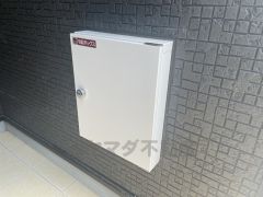 宅配ボックス付きです。不在時でも荷物が受け取れるので便利ですね＾＾