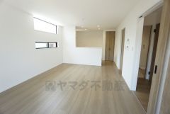 家具の配置がしやすい16.1帖のタテ長LDK。木の優しい色合いがとってもナチュラルな雰囲気