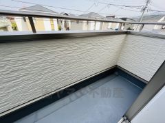 目の前に日差しを遮る建物がないので日当たり良好です。お洗濯物がよく乾きそうですね。