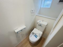 ウォシュレット付トイレです。1階2階の2ヶ所にトイレがあるので、忙しい朝にもゆとりができますね。
