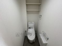 ウォシュレット付トイレです。節水機能もあるので、安心して使えますね。