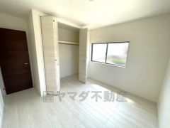 5.75帖の洋室です。家具を選ばないナチュラルなフローリングとシンプルなクロスです＾＾
