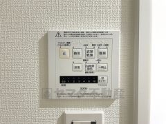 浴室暖房乾燥機には、暖房、乾燥、涼風、換気の4つの機能が付いています。タイマー付きです。