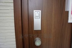 電気施錠スマートコントロールキー搭載の玄関扉です。