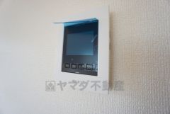 部屋の中にいながら訪問者の確認ができるTVモニター付きインターフォンがキッチン近くに設置されています＾＾