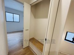 2階のホール収納。2階用のお掃除道具や日用品を入れておけば、わざわざ1階に取りに行かずに済むので便利ですね。