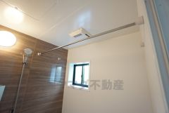 浴室には衣類の吊り下げ用パイプがあります。雨の日や外気の状態が気になる時は浴室乾燥機と組み合わせて使えるので、お洗濯の悩みが軽減できそうです。