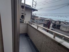 目の前に日差しを遮る建物がないので日当たり良好です。