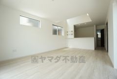 家族が集まる開放的なリビング。思い思いの時間を過ごしたり食事をしたり、素敵な団らんの場になりますね。