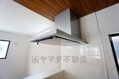 コンロ上には換気扇完備＾＾すぐ横に小窓が設けられているので、換気扇と合わせてWで換気できます＾＾